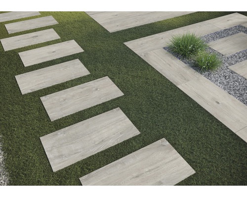 Jardin avec pelouses et dalles de passage en imitation bois