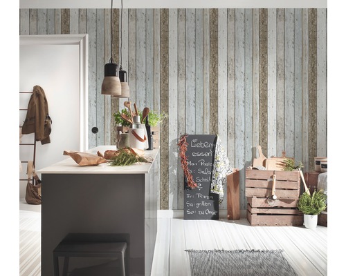 Cuisine avec îlot de cuisine, tableau noir et caisses en bois devant un mur avec du papier peint à panneaux de bois