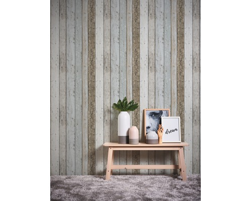 Décoration murale avec papier peint aspect bois, combinée à des décorations sur une table en bois