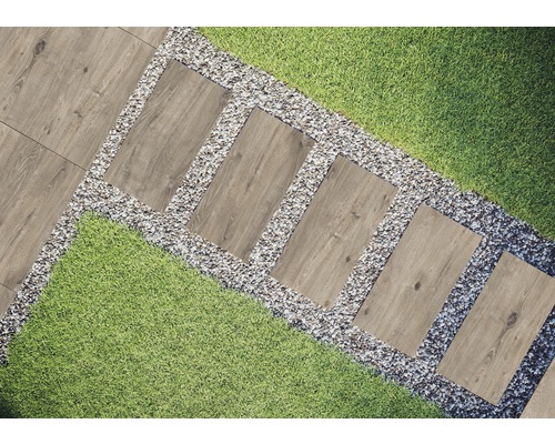 Chemin de jardin avec dalles en pierre, gravier et pelouse