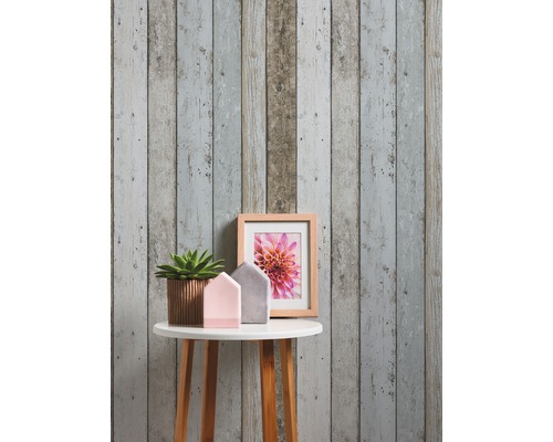 Papier peint décoratif à panneaux de bois avec décoration de table florale sur une table d''appoint