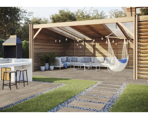 FLAIRSTONE Feinsteinzeug Terrassenplatte Wood Light marrone rektifizierte Kante 80 x 40 x 2 cm Aussenszene mit Grillplatz, Pavillon, Lounge-Bereich und Terrassenplatten