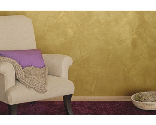 Wohnzimmer mit Sessel, Kissen und dekorativer Wandgestaltung