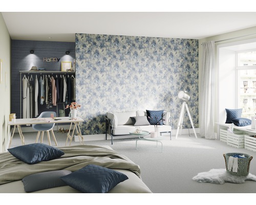 Helles Schlafzimmer mit Bett, Sofa, Schreibtisch, Garderobe und gemusterter Tapete