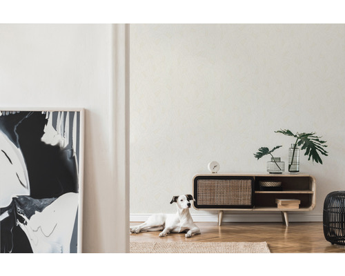 Wohnraum mit gemusterter Tapete, Anrichte und Hund