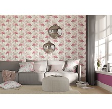 Wohnzimmer mit Sofa, Sessel und Tapete mit Flamingos