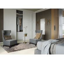 Schlafzimmer mit Schiebetürenschrank, Sessel und Dekoration