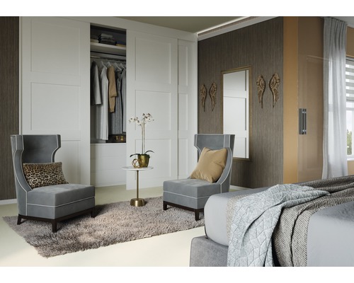 Schlafzimmer mit Schiebetürenschrank, Sessel und Dekoration