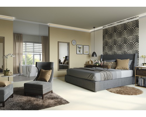 Chambre avec lit, fauteuil et baignoire à l''arrière-plan