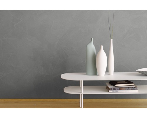 Salon avec décor mural gris, étagères blanches et vases