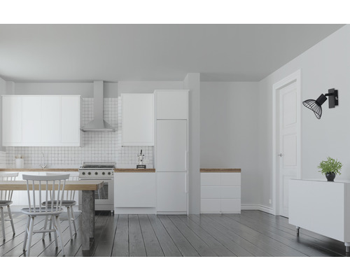 Helle Küche mit weißen Schränken, Holztisch und dekorativer Wandleuchte