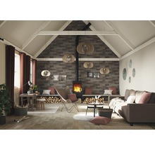 Wohnzimmer mit Kamin, Holz, Sitzmöbeln und Dekoration