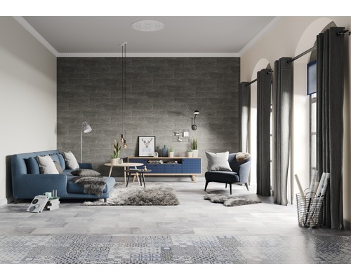 Wohnzimmer mit Sofa, Sessel, Kommode und verschiedenen Dekorationselementen