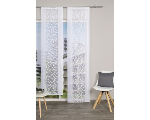 Dekorative Schiebegardine mit Blattmuster vor einem Fenster