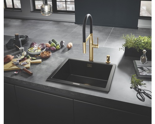 Scène de cuisine avec évier, robinet et ingrédients frais sur le plan de travail