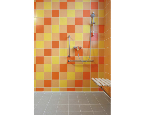 Barrierefreie Dusche mit Haltegriffen, Duschsitz und quadratischen Wandfliesen