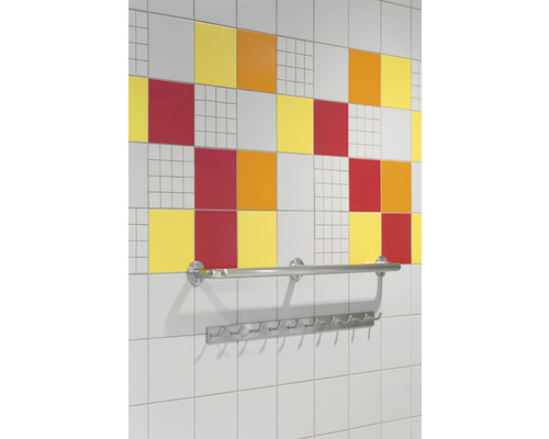 Wandfliesen mit farbigen Akzenten und Metall Kleiderhakenleiste
