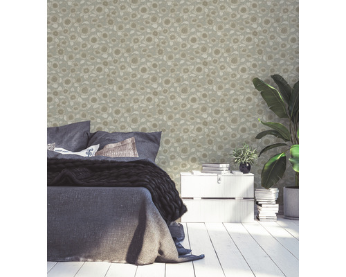 Chambre à coucher avec lit devant un papier peint à motifs floraux