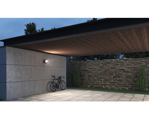 Aussenbereich mit Betonwand, Fahrrad und Aussenleuchte