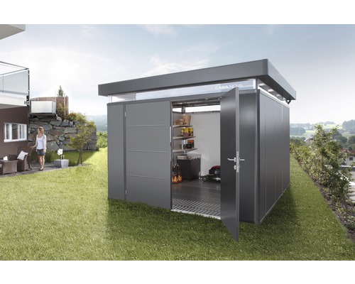 Abri de jardin Casa Nova avec étagères et porte ouverte dans le jardin