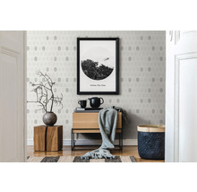 Décoration murale décorative avec papier peint à motifs, combinée avec des meubles en bois et des accessoires de maison pour un intérieur élégant