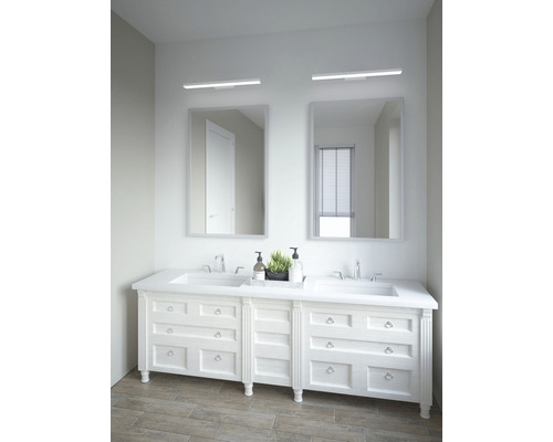 Salle de bains avec meuble-lavabo double, miroirs et éclairage