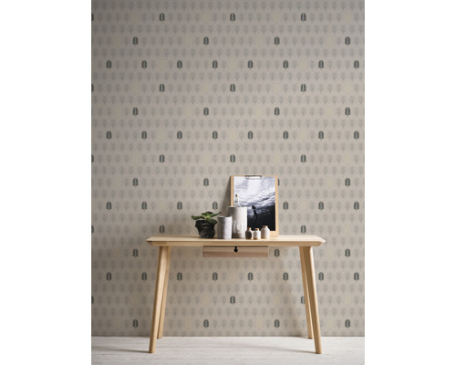 Tapete mit geometrischem Muster hinter einem Holztisch mit Dekoration