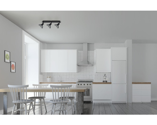 Heller Wohnraum mit Küche, Esstisch und Stühlen