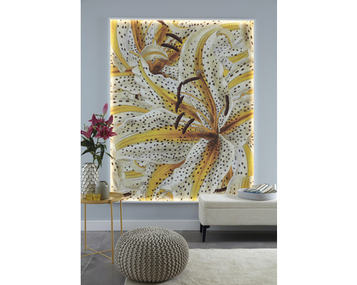 Tableau mural décoratif avec motif floral dans un salon lumineux