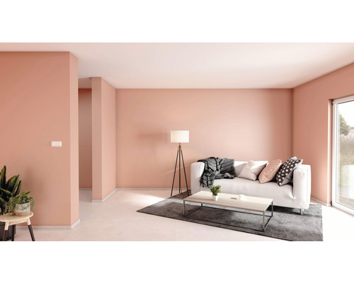 Salon lumineux avec canapé, table et lampadaire