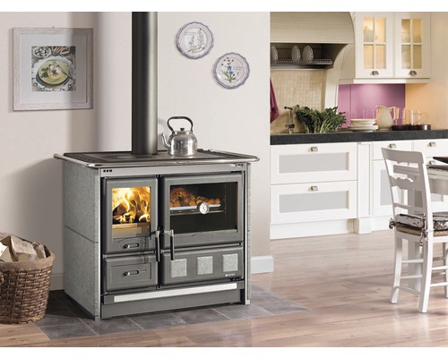 Scène de cuisine avec cuisinière à bois, bouilloire et décoration