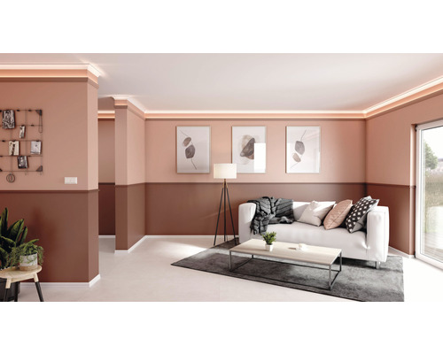 Salon avec moulures et éclairage LED au plafond, combiné à un intérieur moderne.