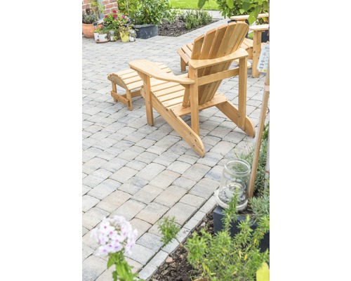 Holzliegestuhl mit Fussstütze im Garten