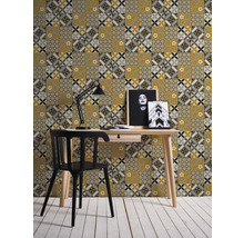 Décoration murale décorative avec papier peint à motifs derrière un bureau et une chaise.