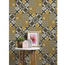Scène avec papier peint à motifs, table, plante et cadre photo