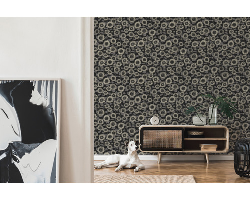 Wohnzimmer mit schwarzer Tapete mit Sonnenblumenmuster, Kommode und Hund