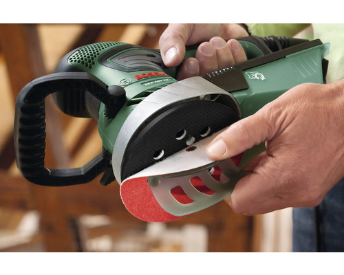 Bosch Exzenterschleifer mit Schleifpapier in der Hand