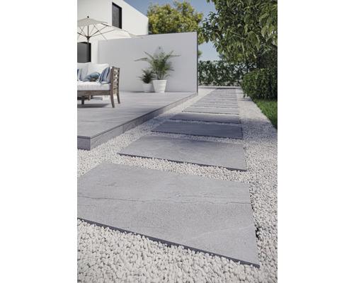 Scène de jardin avec allée de dalles de terrasse et parterre de gravier