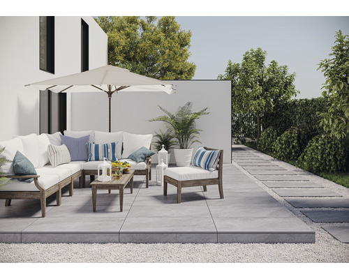 Terrasse avec mobilier de jardin, parasol et allée de dalles de pierre