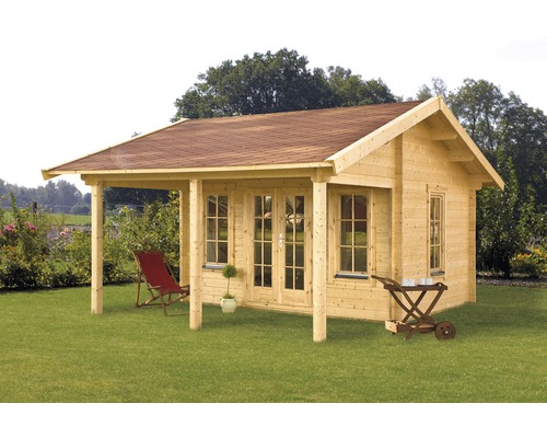 Abri de jardin en bois avec terrasse couverte et mobilier de jardin sur pelouse