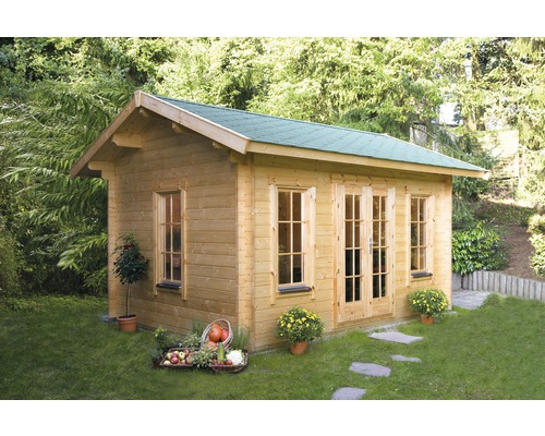 Abri de jardin en bois avec fenêtres et porte double dans le jardin