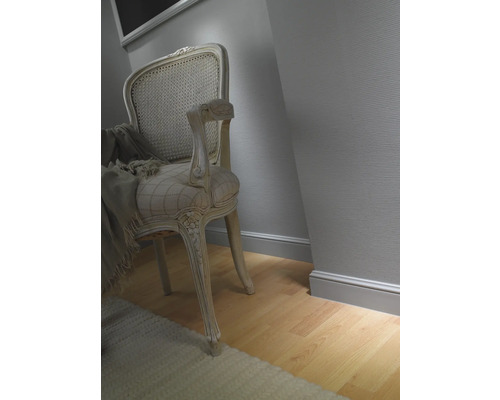 Chaise décorative avec accoudoirs, couverture et plancher en bois