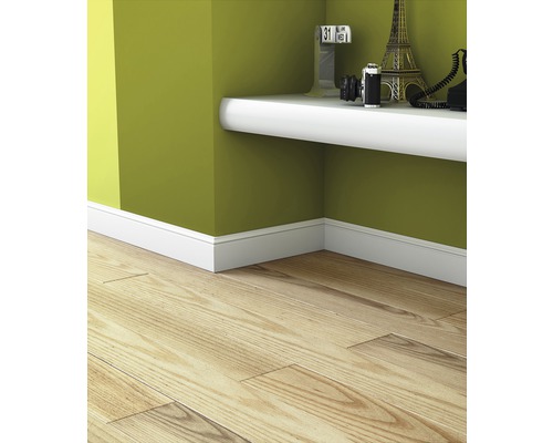 Intérieur avec plancher en bois, plinthes et étagère murale