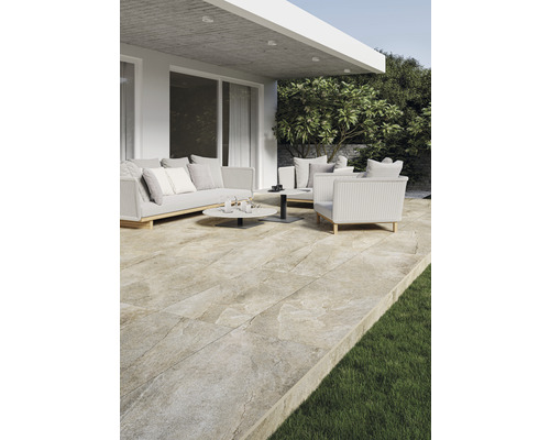 Terrasse mit Gartenmöbeln und Bodenplatten