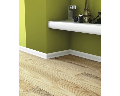 Intérieur avec sol stratifié, plinthe et étagère