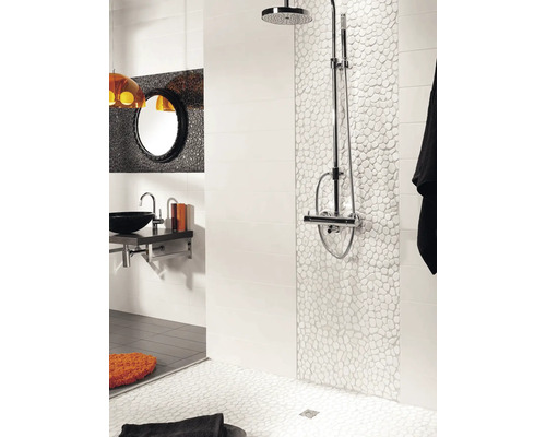 Badezimmer mit Dusche, Waschbecken und Spiegel