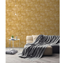 Wohnzimmer mit Sofa, Tisch, Kissen und gemusterter Tapete