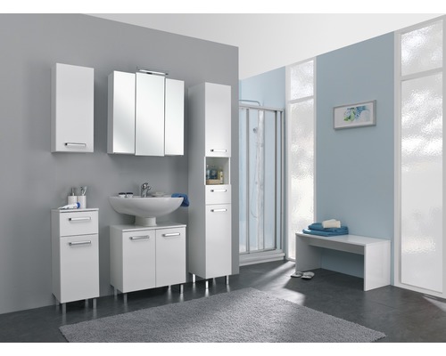 Badezimmer mit weißen Möbeln, Waschbecken, Spiegelschrank, Hochschrank und Duschkabine