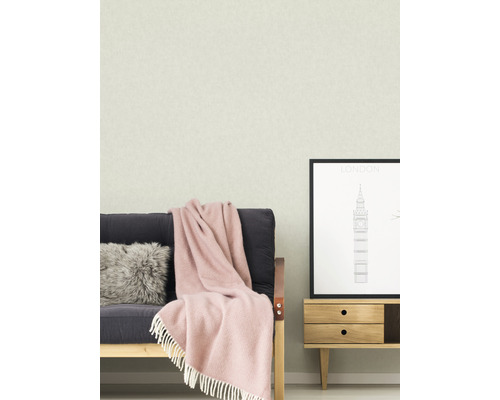 Salon avec canapé, coussin, couverture, commode et image de Londres