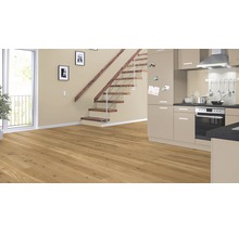 Heller Wohnraum mit Holzboden, Treppe und Küchenzeile